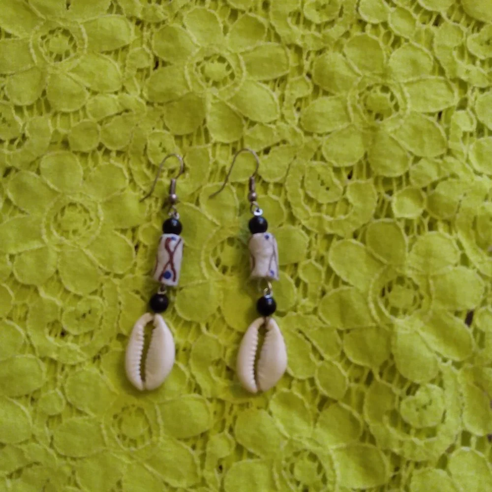 Shell earrings - Picture 2 of 2